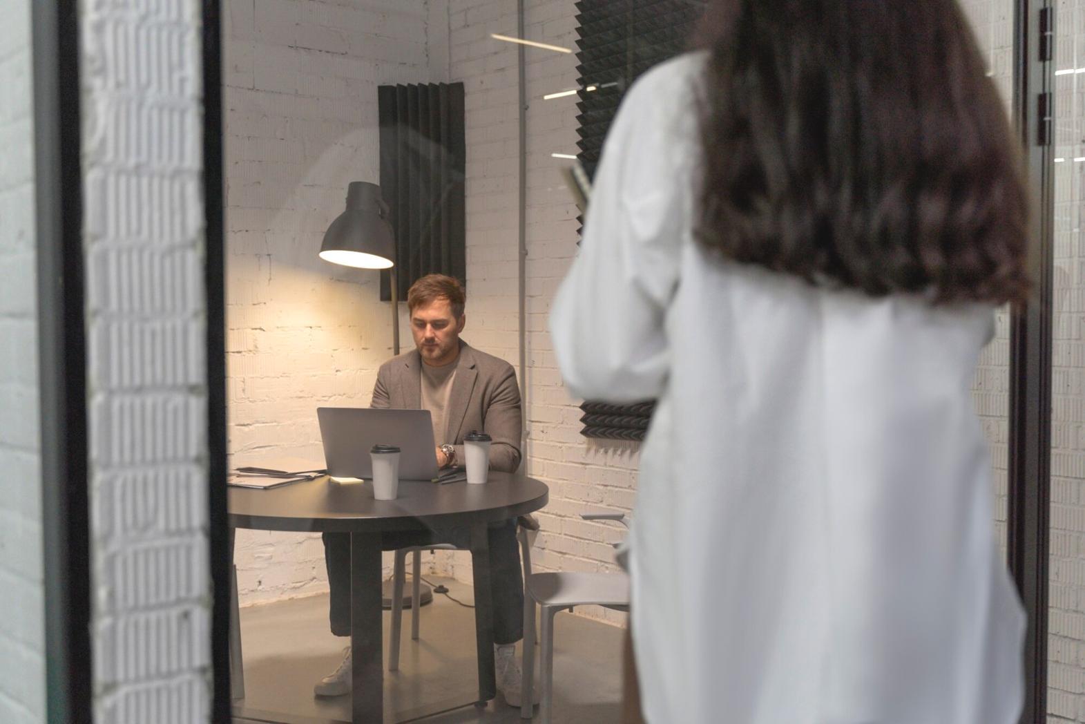 Think Zone Mitarbeiter bei einem Workshop zur Finanzbildung